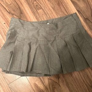 Grey pleated skirt